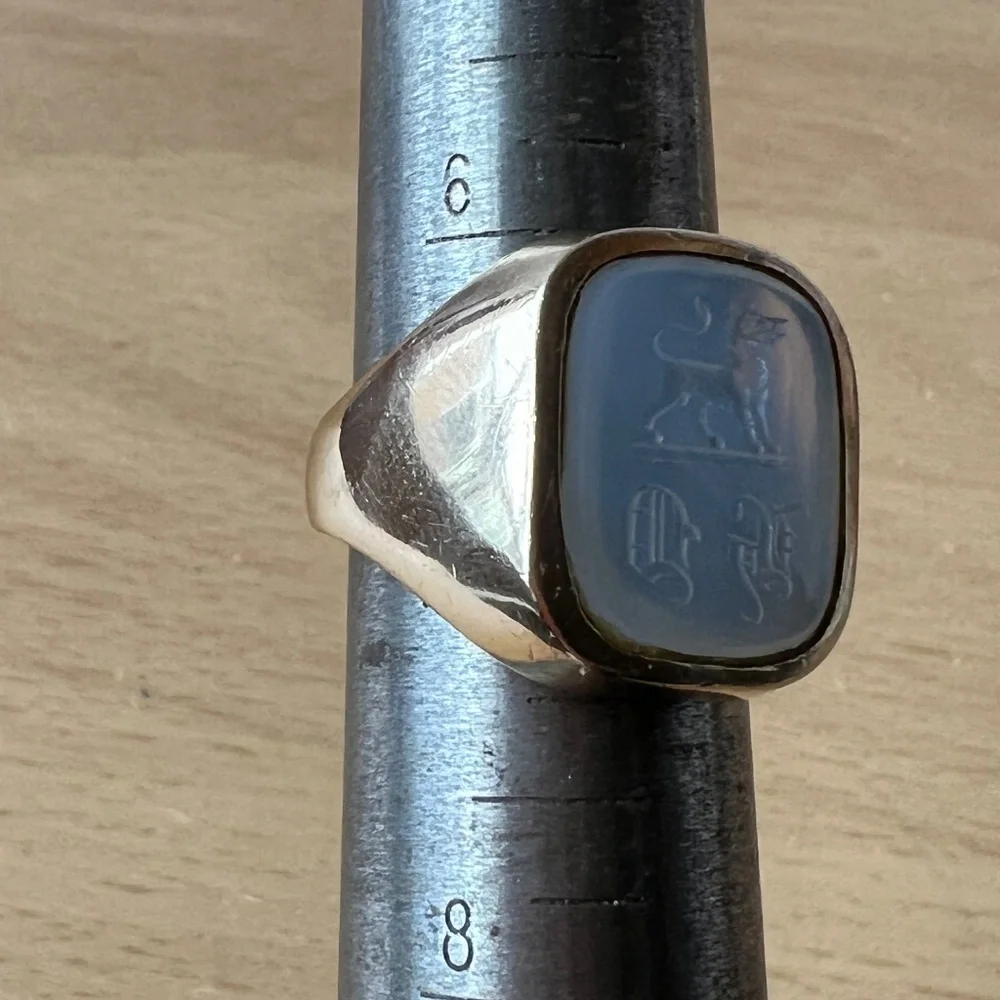 VINTAGE 9K GOLD WHITE CHALCEDONY LION INTAGLIO SIGNET RING BRITISH HALLMARKS